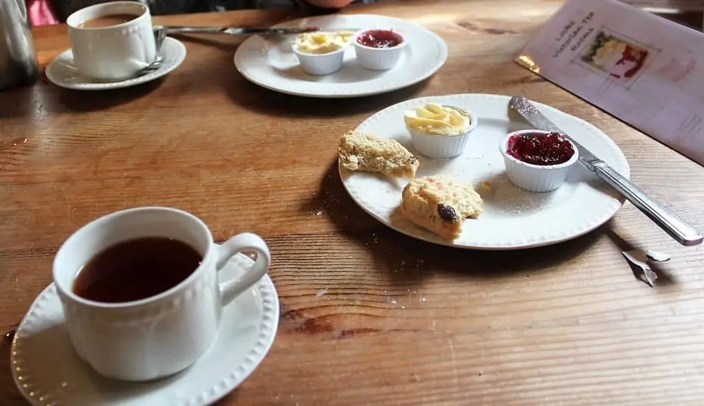 LA TRADIZIONE DEL CREAM TEA LA TRADIZIONE DEL CREAM TEA