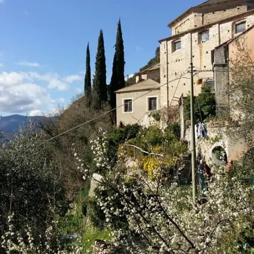 Il Borgo di Perti dove sorge Castel Govone