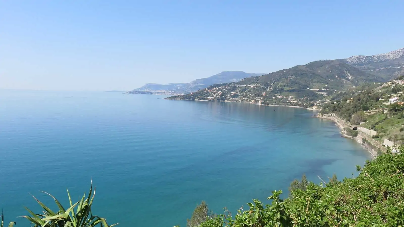 PERCORRERE LA RIVIERA DEI FIORI A PASSO LENTO PERCORRERE L’INTERA RIVIERA DEI FIORI A PASSO LENTO