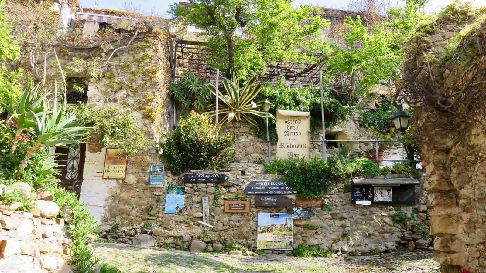 PERCORRERE LA RIVIERA DEI FIORI A PASSO LENTO PERCORRERE L’INTERA RIVIERA DEI FIORI A PASSO LENTO