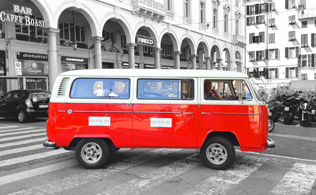 Tour di Genova TOUR DI GENOVA: pulmino volkswagen in De Ferrari a Genova