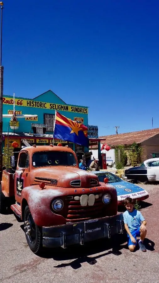 Camion on the road lungo la route 66.