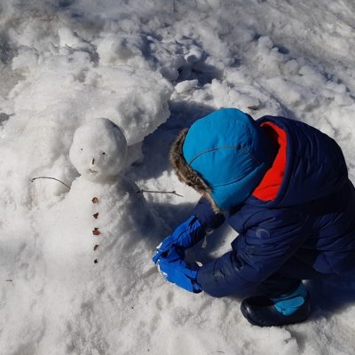 prato nevoso sci e divertimento con bambini