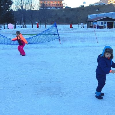 prato nevoso sci e divertimento con bambini