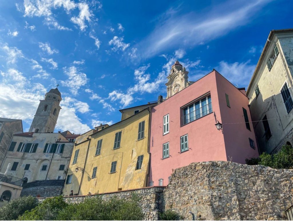 Cervo borgo case colorate
