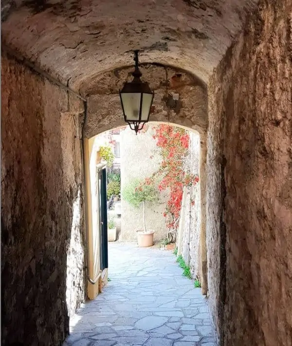 Imperia Borgo Parasio vicoli e piante