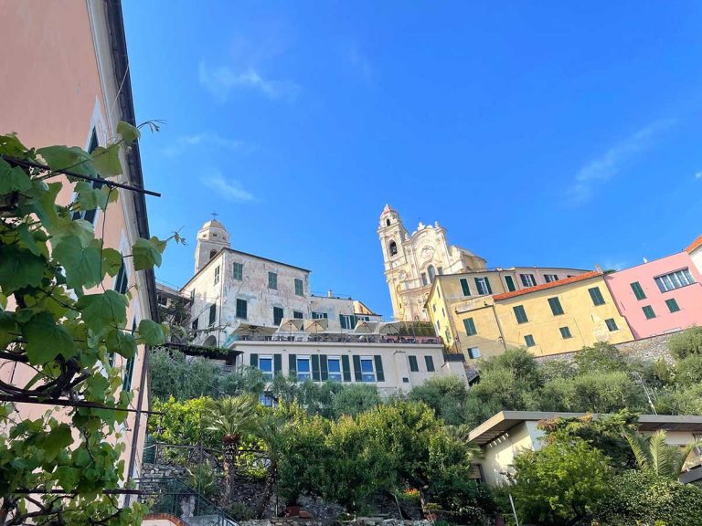 posti romantici liguria cervo borgo con chiesa