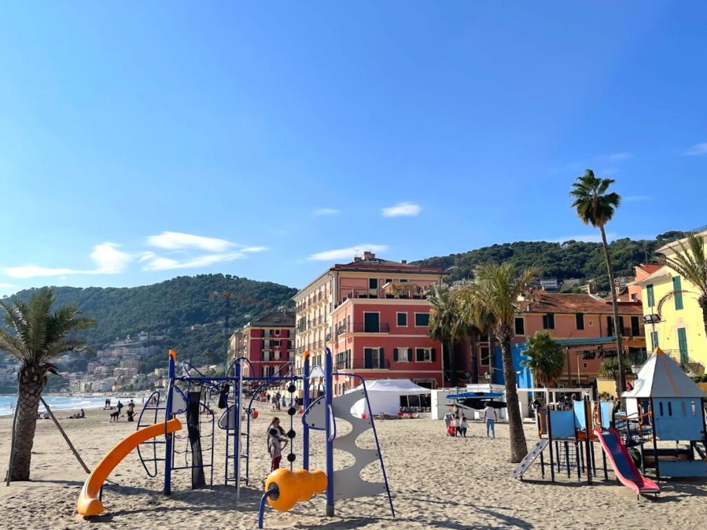 Laigueglia parco giochi per bambini sulla spiaggia