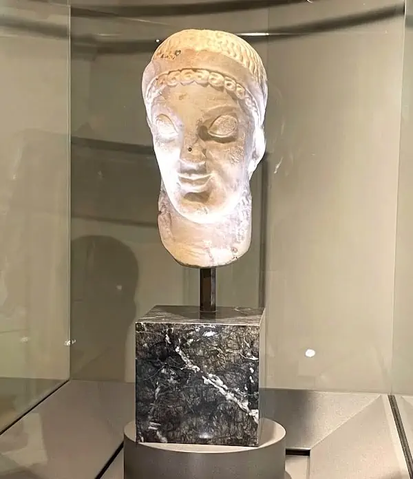 Cosa vedere a Casole d'Elsa museo archeologico Testa in marmo
