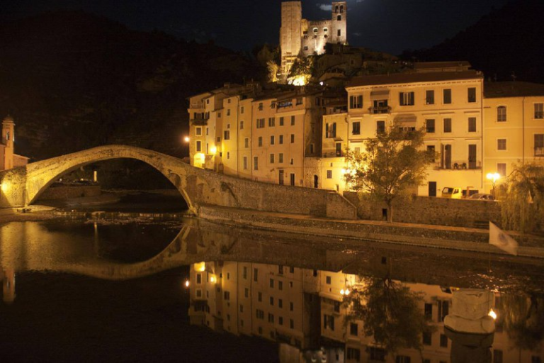 3 posti romantici in liguria di ponente dolceacqua ponte notturna