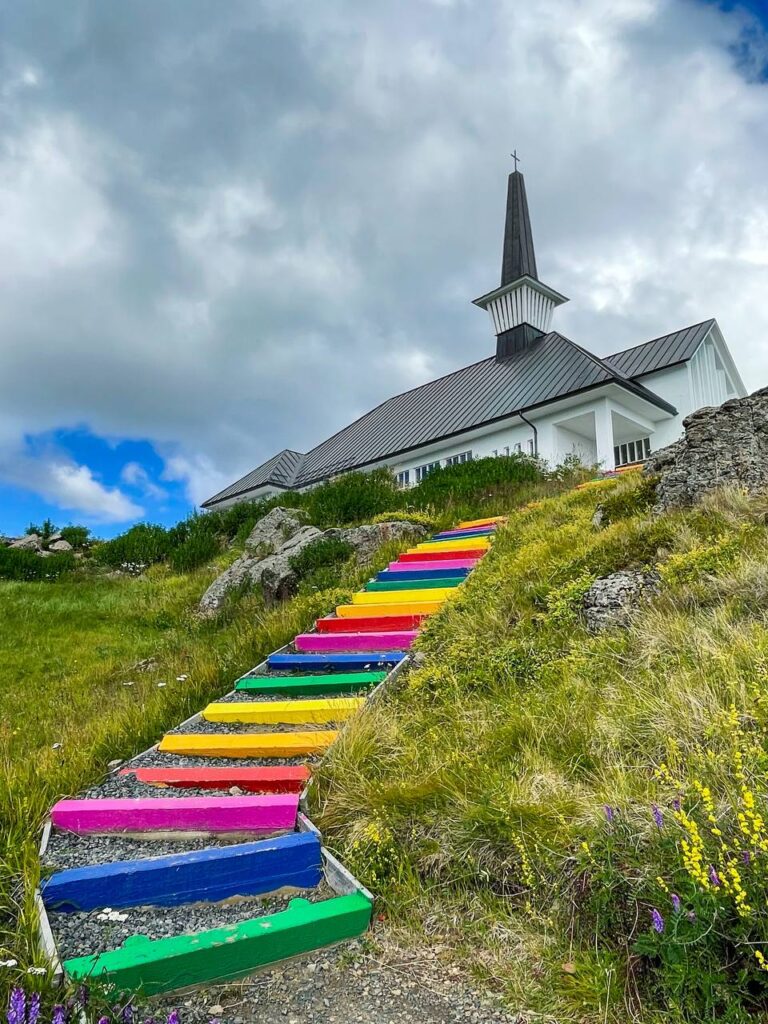 Itinerario on the road in Islanda se hai 14 giorni Fiordi Occidentali Chiesa colorata di Holmavik