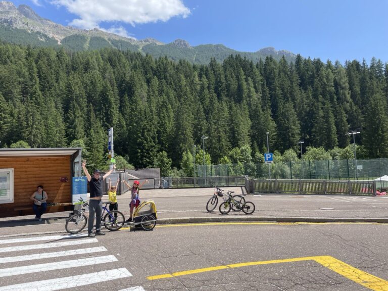 Fermata di Soraga lungo la ciclabile Fassa Fiemme