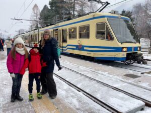 Con due pargoli sul trenino Vigezzina Centovalli in inverno